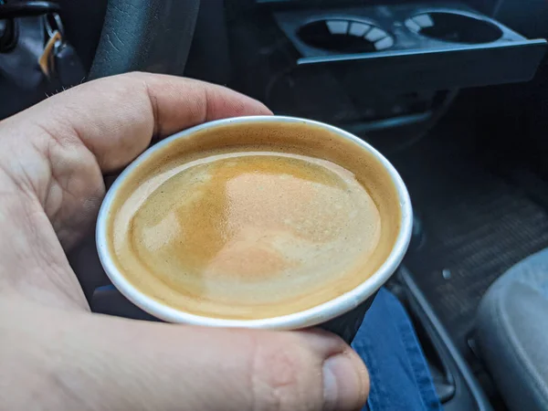 Arabada Kahve Var Arabada Kahve Fincanı Tutan Adam Kahve Gezginin — Stok fotoğraf