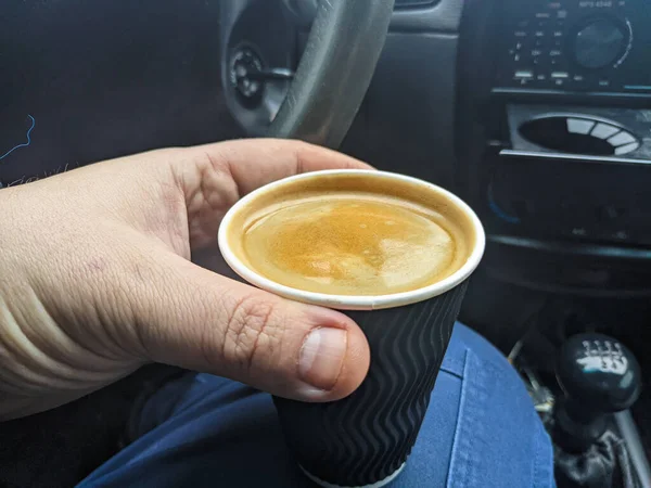Kawa Samochodzie Mężczyzna Trzymający Samochodzie Kubek Kawą Kawa Jest Przyjacielem — Zdjęcie stockowe