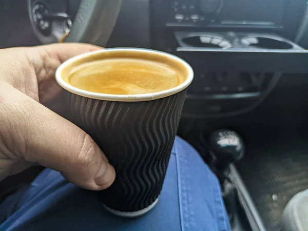 Koffie Auto Een Man Met Een Koffiebeker Auto Koffie Een — Stockfoto
