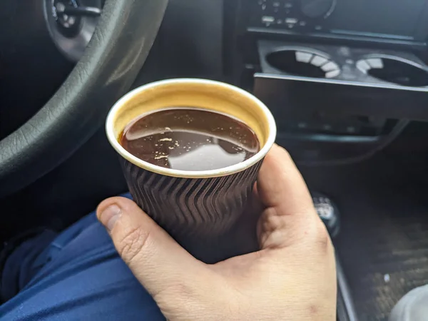 Kávu Autě Muž Držící Šálek Kávy Autě Káva Přítel Cestovatele — Stock fotografie