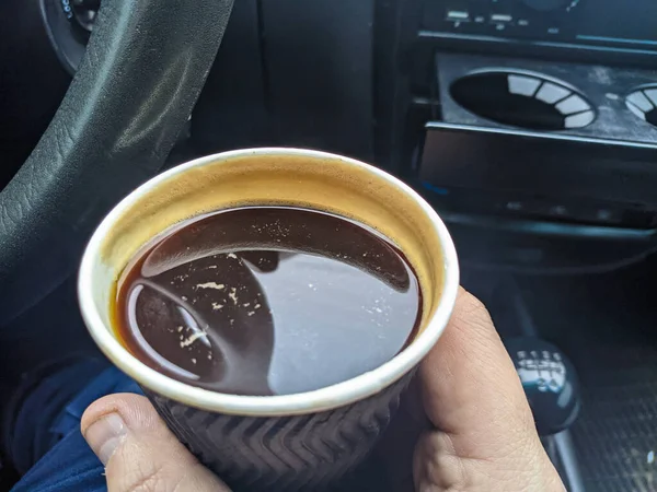 Kávu Autě Muž Držící Šálek Kávy Autě Káva Přítel Cestovatele — Stock fotografie