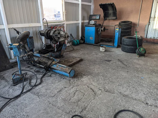 Tire Fitting Tire Repair Car Mechanic Worker Doing Tire Wheel — Stock Photo, Image