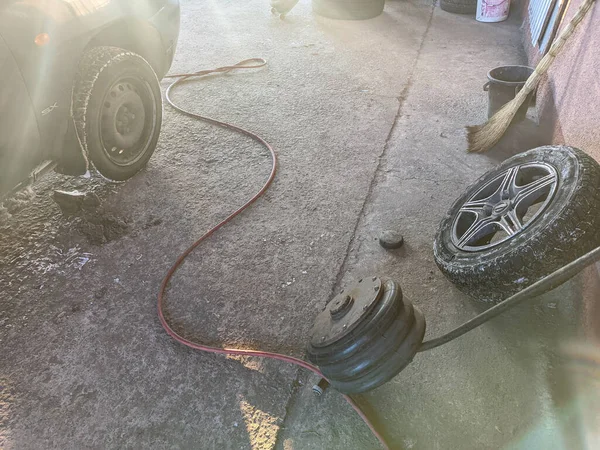 Tire Fitting Tire Repair Car Mechanic Worker Doing Tire Wheel — 图库照片