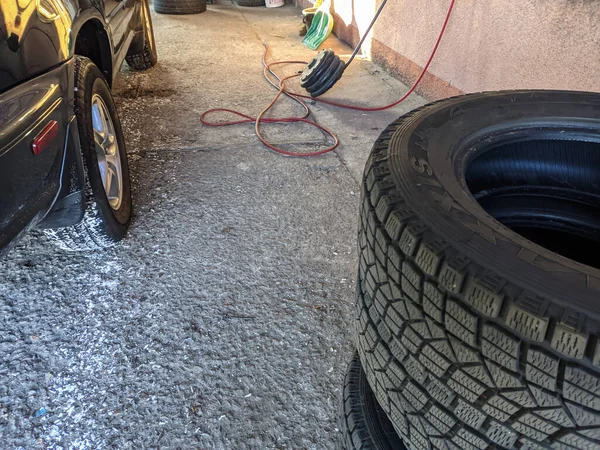 Tire Fitting Tire Repair Car Mechanic Worker Doing Tire Wheel — Fotografia de Stock