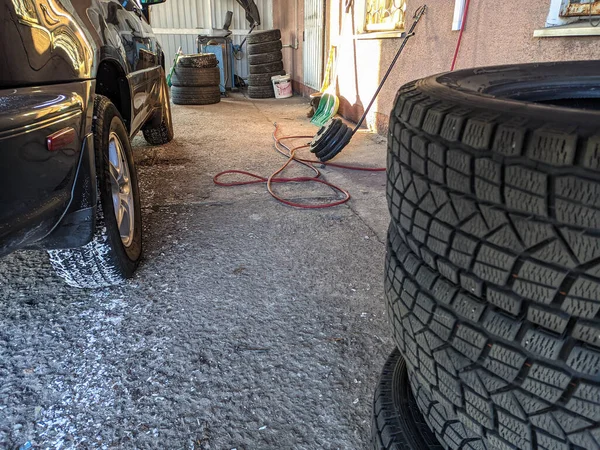 Tire Fitting Tire Repair Car Mechanic Worker Doing Tire Wheel — Fotografia de Stock