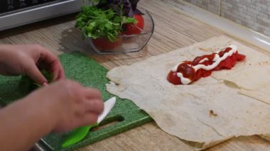 farklı doğranmış sebzeler. Çeşitli sebzeler: tereyağlı kabak, lahana, kırmızı biber, kabak, pırasa ve havuç. Kadın eli, etrafı karatahtayla çevrili bir tahtanın üzerinde sebze kesiyor. en üstteki görünüm