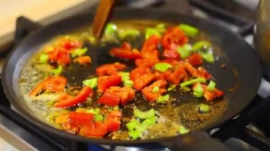 farklı doğranmış sebzeler. Çeşitli sebzeler: tereyağlı kabak, lahana, kırmızı biber, kabak, pırasa ve havuç. Kadın eli, etrafı karatahtayla çevrili bir tahtanın üzerinde sebze kesiyor. en üstteki görünüm