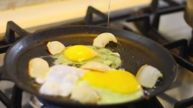 omelette. cooking eggs. Fried eggs fried eggs from 6 eggs fried in a pan. Hot appetizing dish that is eaten unmarried men and poor students. Different ways of cooking eggs.