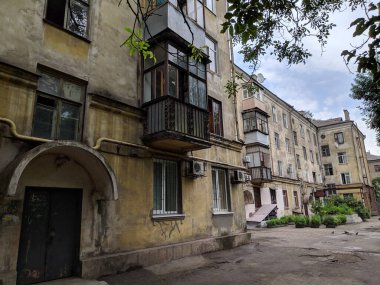 Eski apartman. Yaşlı bayanın dış görünüşü. yıkılan bina. Kırık mimari. Sovyet evleri. Sovyet mimarisi.