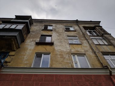 Eski apartman. Yaşlı bayanın dış görünüşü. yıkılan bina. Kırık mimari. Sovyet evleri. Sovyet mimarisi.