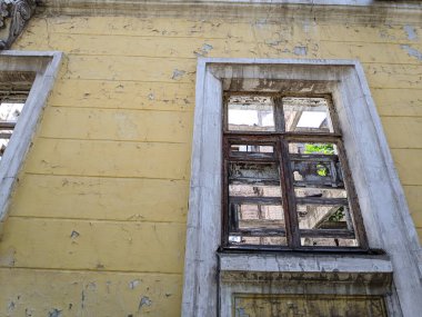 Eski apartman. Yaşlı bayanın dış görünüşü. yıkılan bina. Kırık mimari. Sovyet evleri. Sovyet mimarisi.