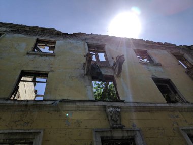 Eski apartman. Yaşlı bayanın dış görünüşü. yıkılan bina. Kırık mimari. Sovyet evleri. Sovyet mimarisi.