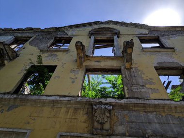 Eski apartman. Yaşlı bayanın dış görünüşü. yıkılan bina. Kırık mimari. Sovyet evleri. Sovyet mimarisi.