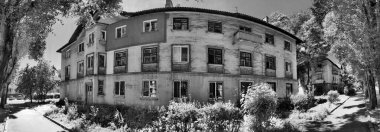 Eski apartman. Yaşlı bayanın dış görünüşü. yıkılan bina. Kırık mimari. Sovyet evleri. Sovyet mimarisi.