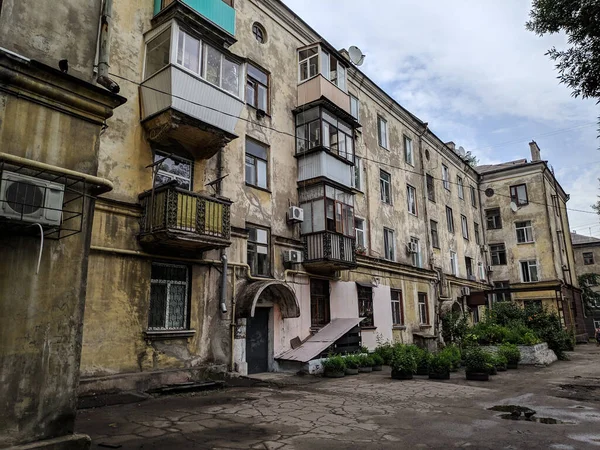 Viejo Edificio Apartamentos Fachada Anciana Edificio Destruido Arquitectura Rota Casas — Foto de Stock