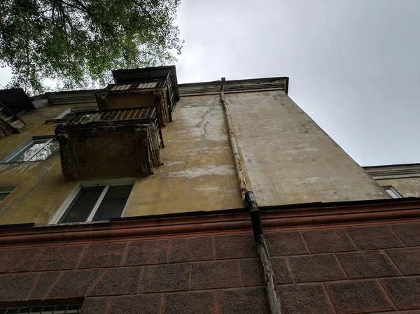 Oud Appartementencomplex Gevel Van Oude Dame Vernietigde Gebouw Gebroken Architectuur — Stockfoto