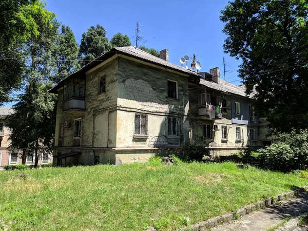 Altes Wohnhaus Die Fassade Der Alten Dame Zerstörtes Gebäude Gebrochene — Stockfoto