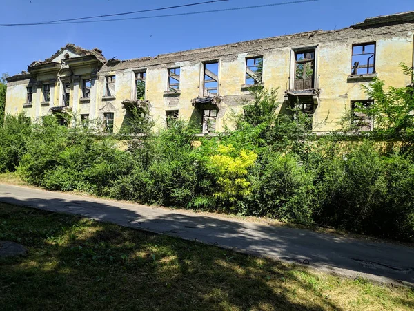 旧公寓楼老太太的立面 被摧毁的建筑 破碎的建筑 苏联的房子苏联的结构 — 图库照片