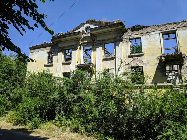Eski Apartman Yaşlı Bayanın Dış Görünüşü Yıkılan Bina Kırık Mimari — Stok fotoğraf