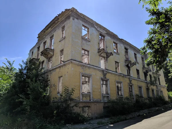 Viejo Edificio Apartamentos Fachada Anciana Edificio Destruido Arquitectura Rota Casas — Foto de Stock