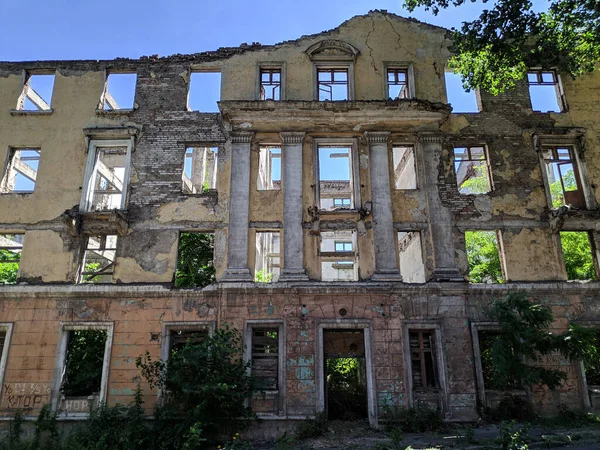Vecchio Condominio Facciata Della Vecchia Signora Edificio Distrutto Architettura Rotta — Foto Stock