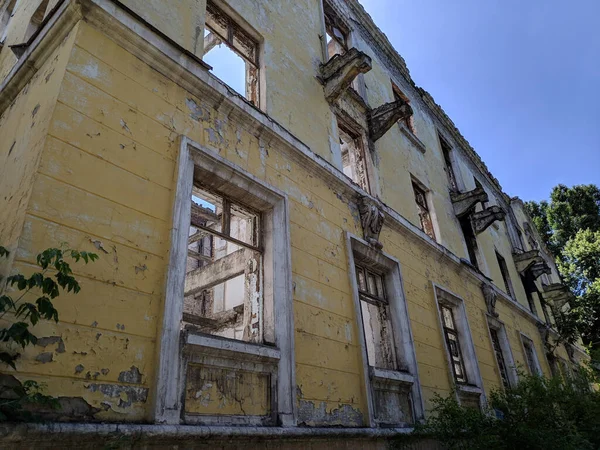 Velho Prédio Apartamentos Fachada Velhota Edifício Destruído Arquitetura Quebrada Casas — Fotografia de Stock