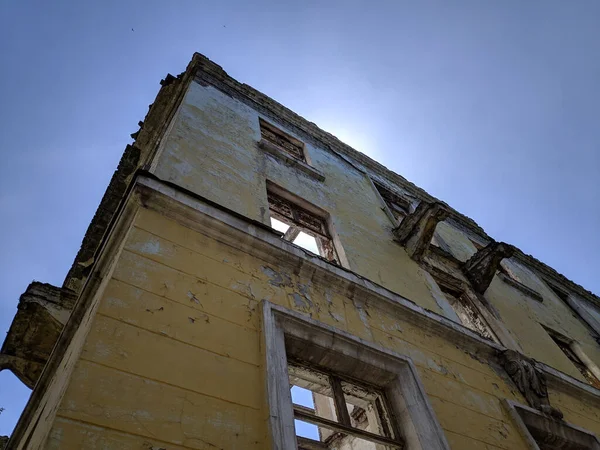 Viejo Edificio Apartamentos Fachada Anciana Edificio Destruido Arquitectura Rota Casas —  Fotos de Stock