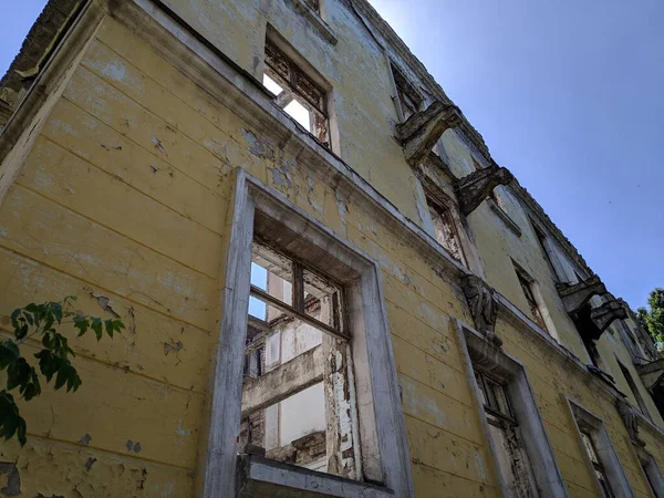 古いアパートの建物 老婦人の顔だ 建物を破壊した 壊れた建築物だ ソ連の家 ソ連建築 — ストック写真