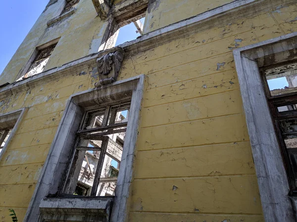 Velho Prédio Apartamentos Fachada Velhota Edifício Destruído Arquitetura Quebrada Casas — Fotografia de Stock