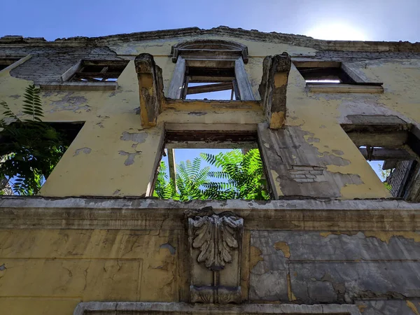 Starý Činžovní Dům Fasádu Staré Dámy Zničená Budova Rozbitá Architektura — Stock fotografie