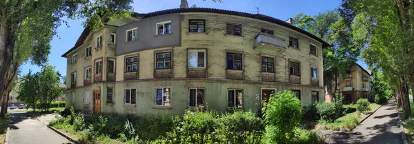 Viejo Edificio Apartamentos Fachada Anciana Edificio Destruido Arquitectura Rota Casas — Foto de Stock