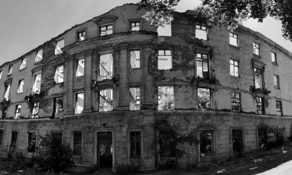 Стара Будівля Квартири Фасад Старої Леді Руйнує Будівлю Зламана Архітектура — стокове фото