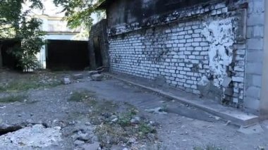 Eski apartman. Yaşlı bayanın dış görünüşü. yıkılan bina. Kırık mimari. Sovyet evleri. Sovyet mimarisi.