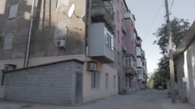 Eski apartman. Yaşlı bayanın dış görünüşü. yıkılan bina. Kırık mimari. Sovyet evleri. Sovyet mimarisi.
