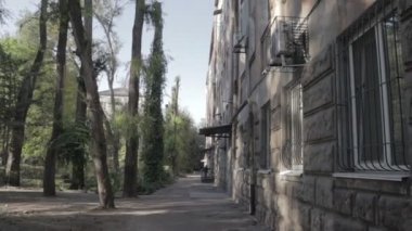 Eski apartman. Yaşlı bayanın dış görünüşü. yıkılan bina. Kırık mimari. Sovyet evleri. Sovyet mimarisi.