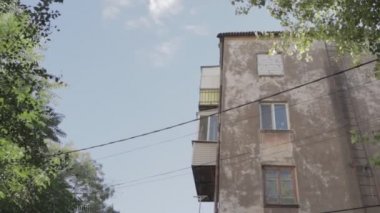 Eski apartman. Yaşlı bayanın dış görünüşü. yıkılan bina. Kırık mimari. Sovyet evleri. Sovyet mimarisi.