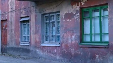 Eski apartman. Yaşlı bayanın dış görünüşü. yıkılan bina. Kırık mimari. Sovyet evleri. Sovyet mimarisi.