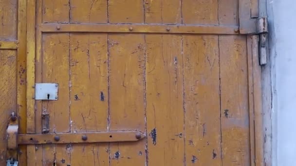Velho Portão Portas Garagem Portas Para Velha Casa Postigos Vintage — Vídeo de Stock