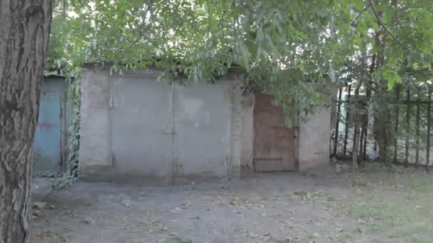 旧公寓楼老太太的立面 被摧毁的建筑 破碎的建筑 苏联的房子苏联的结构 — 图库视频影像