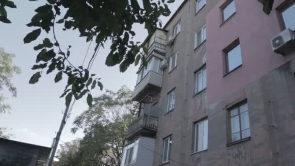 Eski Apartman Yaşlı Bayanın Dış Görünüşü Yıkılan Bina Kırık Mimari — Stok video