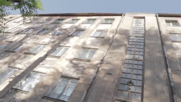 Παλιά Πολυκατοικία Πρόσοψη Της Γριάς Κυρίας Κατεστραμμένο Κτίριο Χαλασμένη Αρχιτεκτονική — Αρχείο Βίντεο