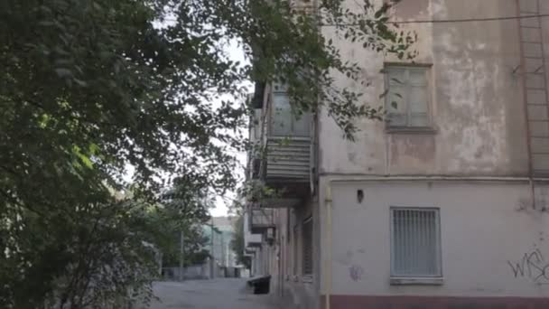 Eski Apartman Yaşlı Bayanın Dış Görünüşü Yıkılan Bina Kırık Mimari — Stok video