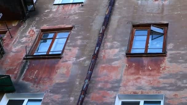 Old Apartment Building Facade Old Lady Destroyed Building Broken Architecture — Stock Video