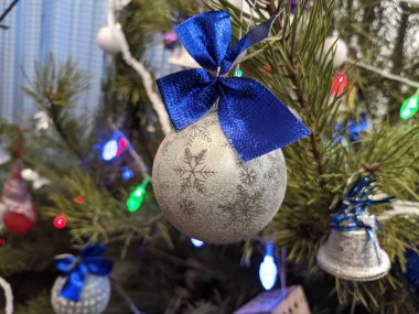 Yılbaşı tatilleri. Şenlik havası. Noel ve Yeni Yıl. Noel ağacı için süsleme. Oyuncaklar ve hediyeler. Noel ağacı. tatil ve eğlence. Kış tatili Kış tatili Yılbaşı geçmişi. Yeni yıl karakterleri. Kardan adam, Noel Baba. Baba F