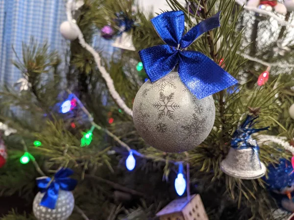 Yılbaşı tatilleri. Şenlik havası. Noel ve Yeni Yıl. Noel ağacı için süsleme. Oyuncaklar ve hediyeler. Noel ağacı. tatil ve eğlence. Kış tatili Kış tatili Yılbaşı geçmişi. Yeni yıl karakterleri. Kardan adam, Noel Baba. Baba F