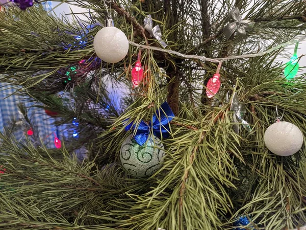 Yılbaşı tatilleri. Şenlik havası. Noel ve Yeni Yıl. Noel ağacı için süsleme. Oyuncaklar ve hediyeler. Noel ağacı. tatil ve eğlence. Kış tatili Kış tatili Yılbaşı geçmişi. Yeni yıl karakterleri. Kardan adam, Noel Baba. Baba F