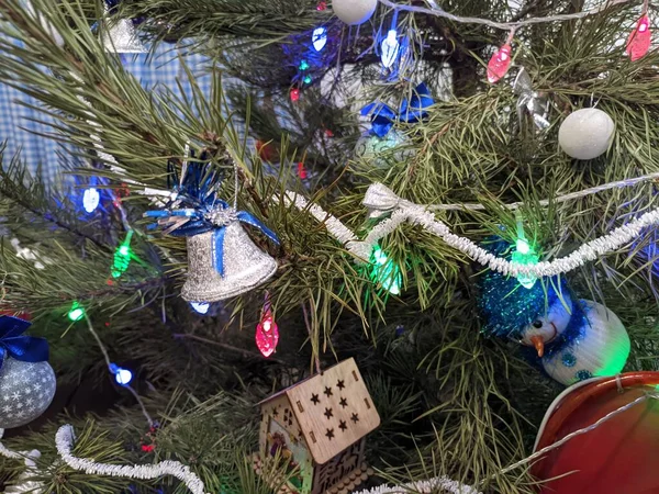 Yılbaşı tatilleri. Şenlik havası. Noel ve Yeni Yıl. Noel ağacı için süsleme. Oyuncaklar ve hediyeler. Noel ağacı. tatil ve eğlence. Kış tatili Kış tatili Yılbaşı geçmişi. Yeni yıl karakterleri. Kardan adam, Noel Baba. Baba F