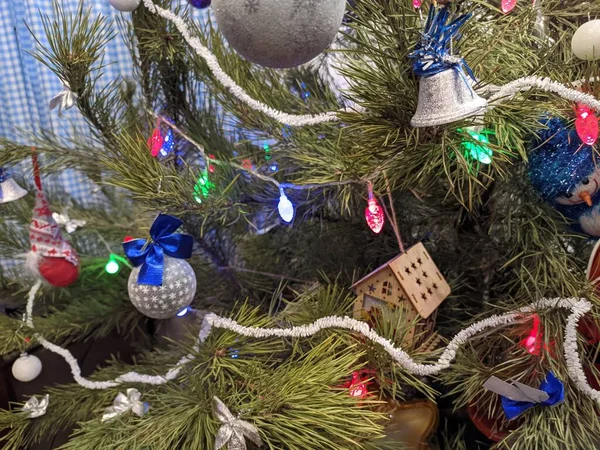 Yılbaşı tatilleri. Şenlik havası. Noel ve Yeni Yıl. Noel ağacı için süsleme. Oyuncaklar ve hediyeler. Noel ağacı. tatil ve eğlence. Kış tatili Kış tatili Yılbaşı geçmişi. Yeni yıl karakterleri. Kardan adam, Noel Baba. Baba F