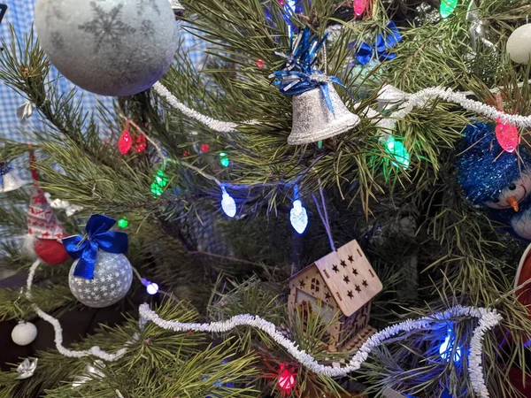 Yılbaşı tatilleri. Şenlik havası. Noel ve Yeni Yıl. Noel ağacı için süsleme. Oyuncaklar ve hediyeler. Noel ağacı. tatil ve eğlence. Kış tatili Kış tatili Yılbaşı geçmişi. Yeni yıl karakterleri. Kardan adam, Noel Baba. Baba F