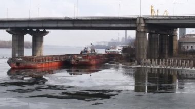 Suyla birlikte kış manzarası. Panorama Gölü 'nün önünde, bulutlu gökyüzünün ve etrafındaki ağaçların ayna etkisi. Sakin su ve ağaçların ve gökyüzünün yansımaları. Saf kuzey doğası..